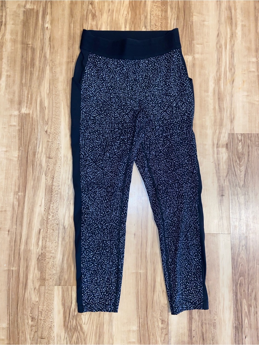 Lululemon Box It Out Tight 28" Night View White Black Leggings Size 8 EUC